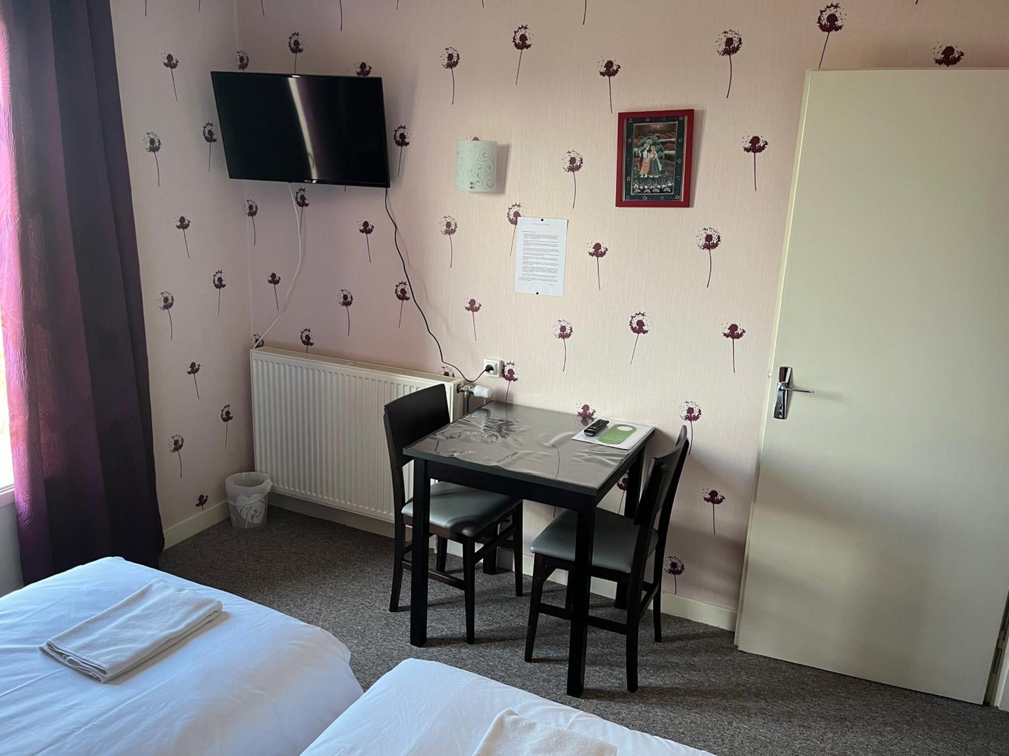 Hotel Le Lyon Vert Commentry מראה חיצוני תמונה