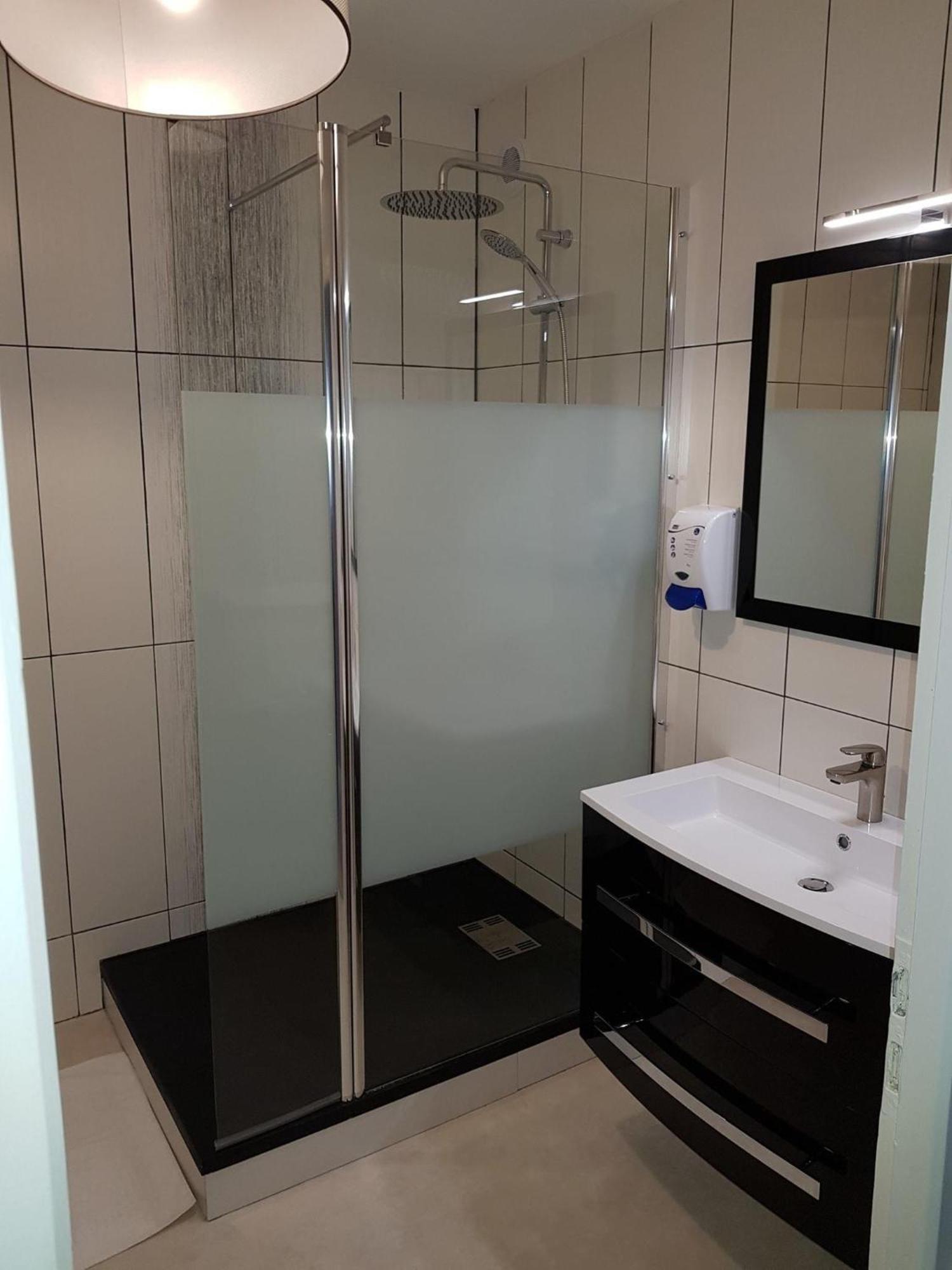 Hotel Le Lyon Vert Commentry מראה חיצוני תמונה