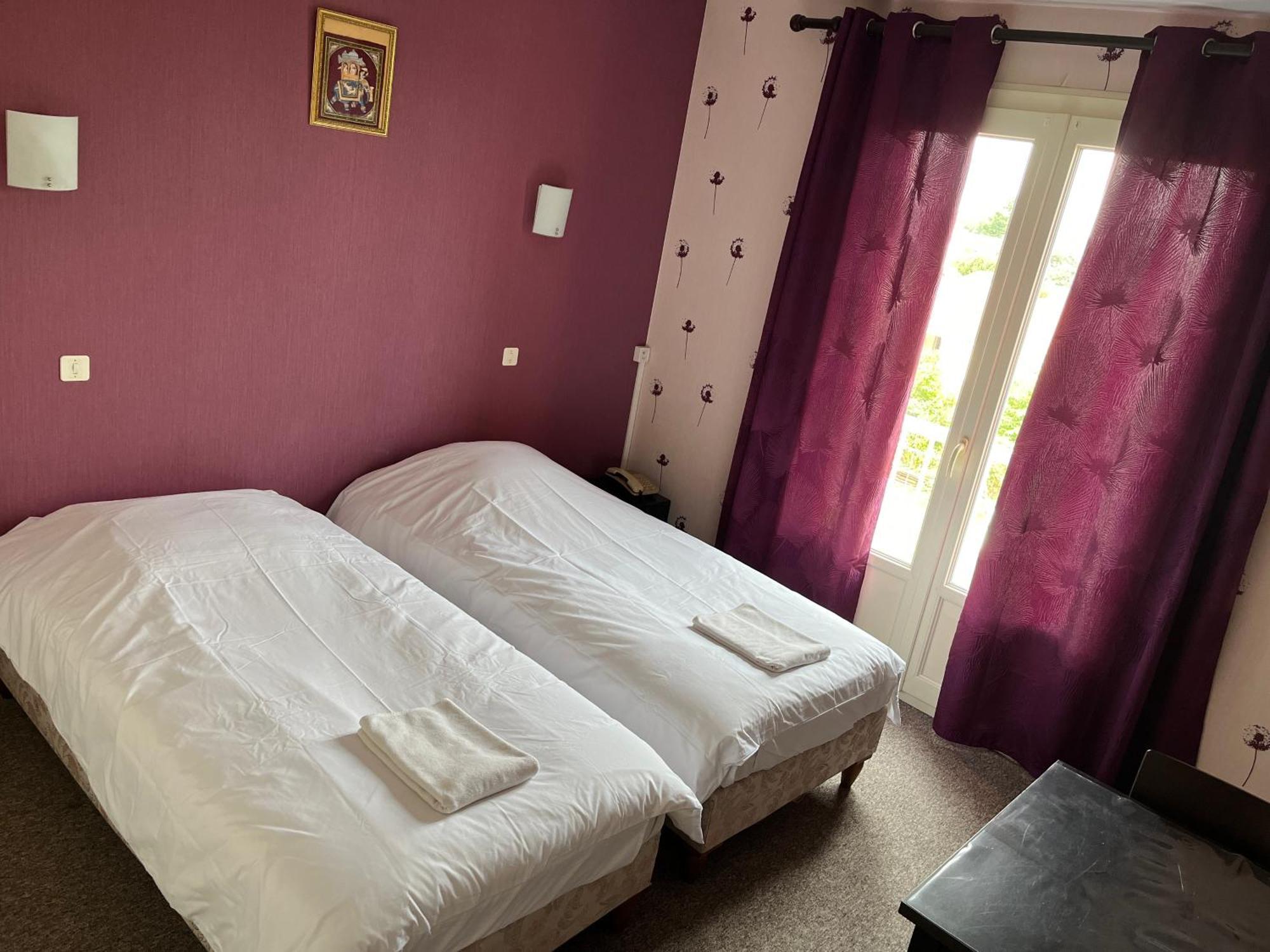Hotel Le Lyon Vert Commentry מראה חיצוני תמונה