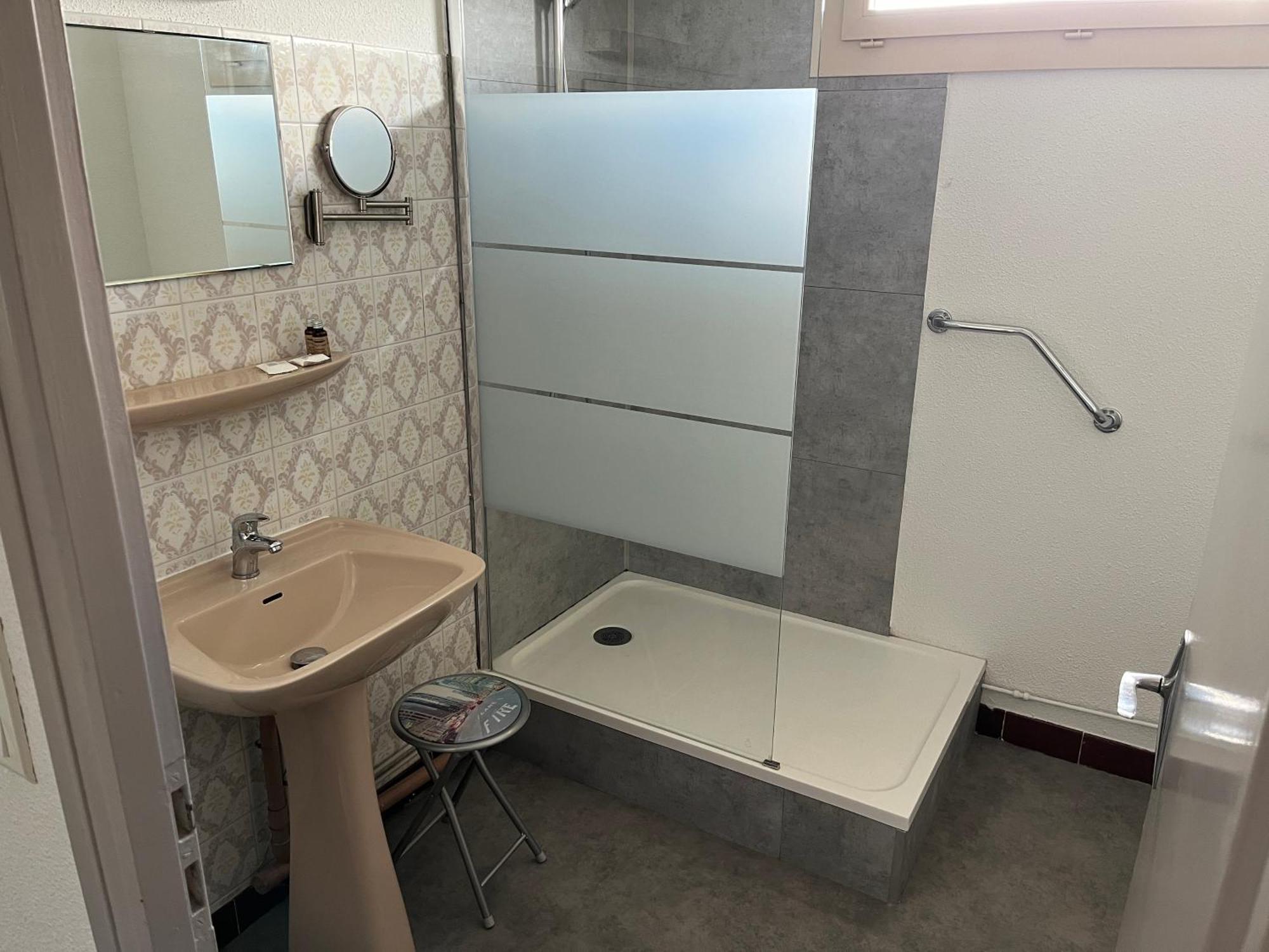 Hotel Le Lyon Vert Commentry מראה חיצוני תמונה