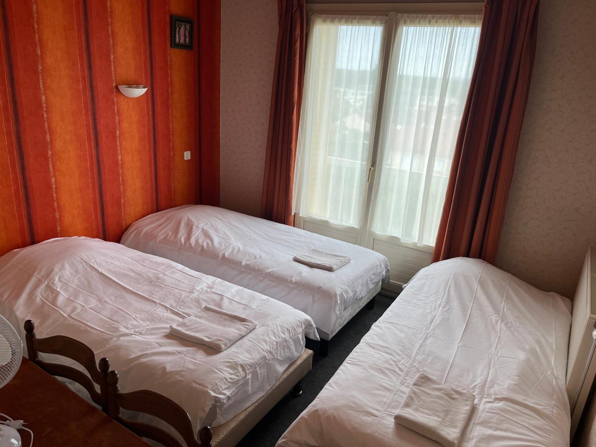 Hotel Le Lyon Vert Commentry מראה חיצוני תמונה