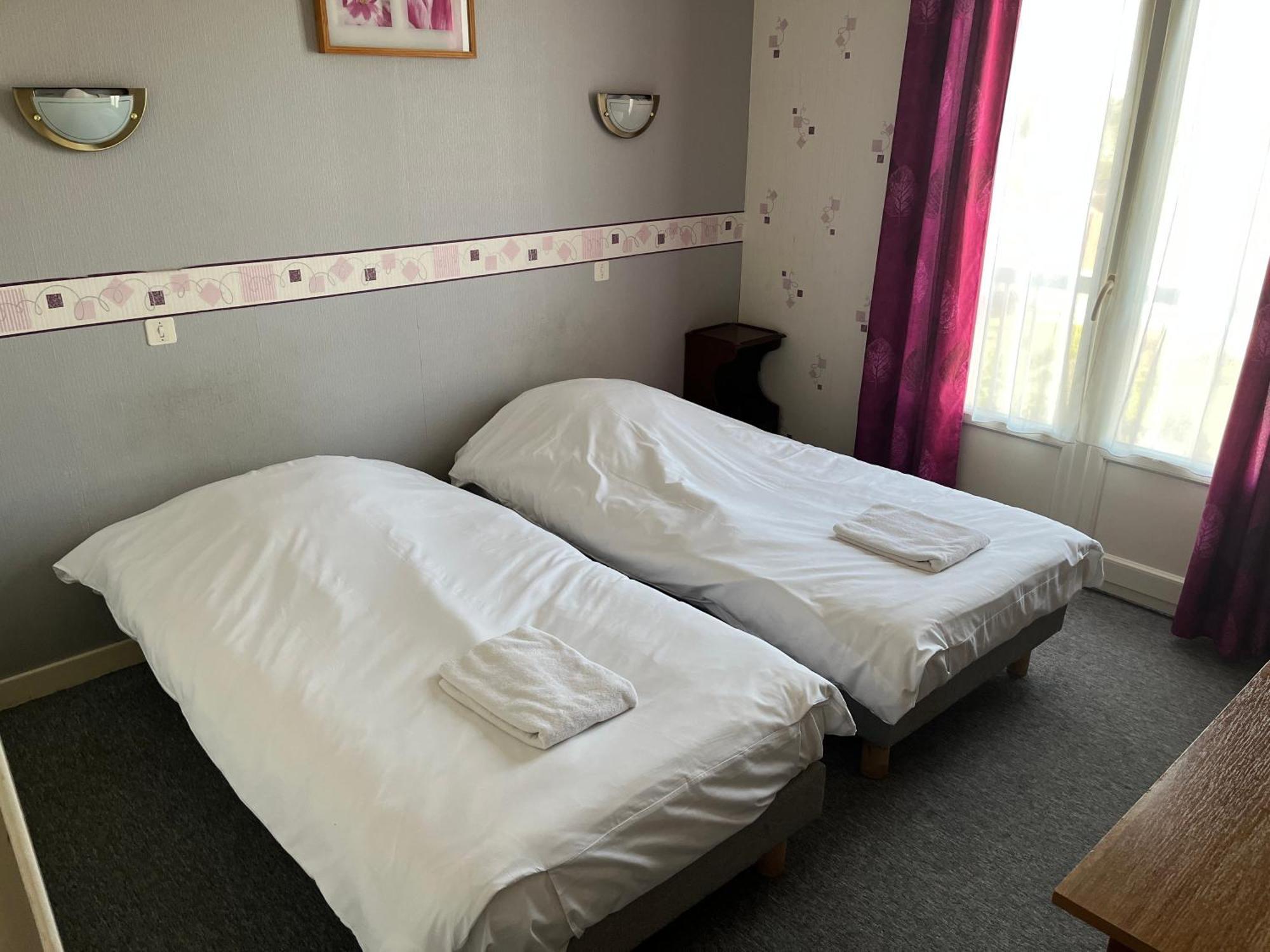 Hotel Le Lyon Vert Commentry מראה חיצוני תמונה