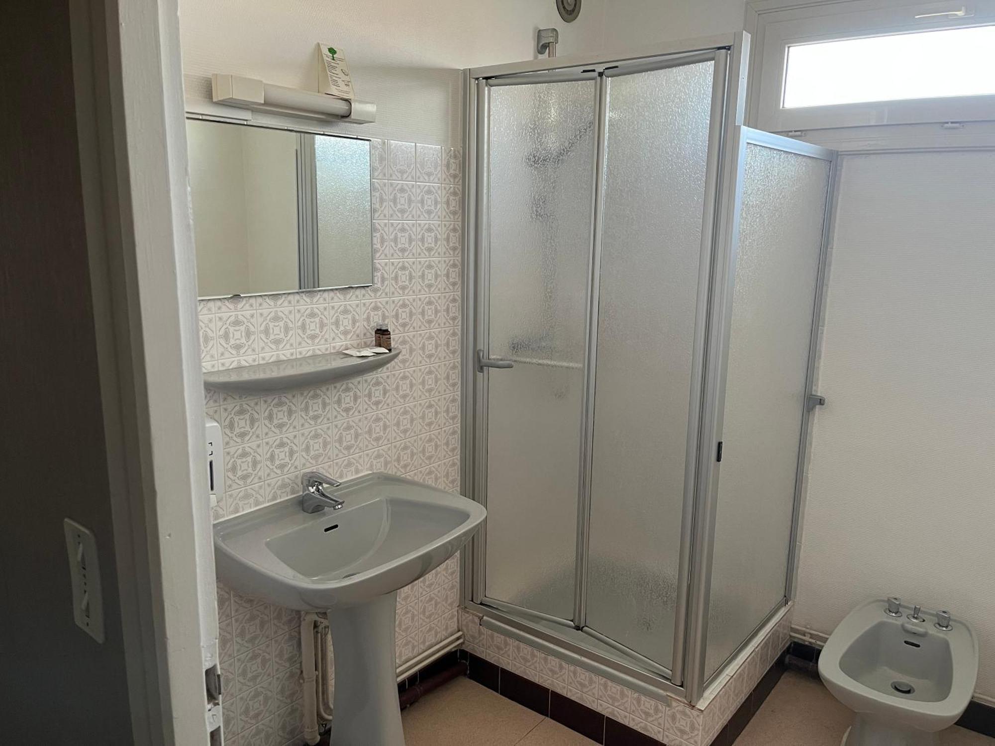 Hotel Le Lyon Vert Commentry מראה חיצוני תמונה