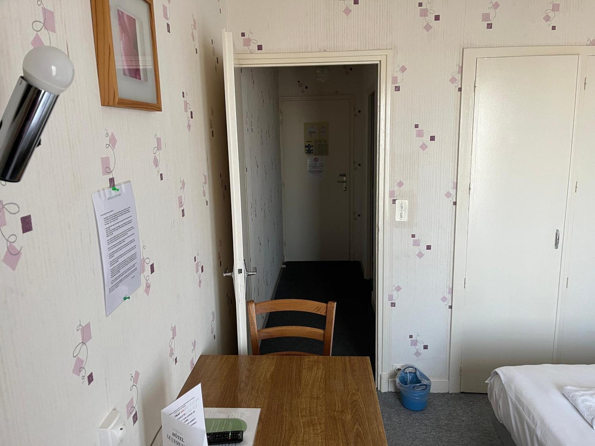 Hotel Le Lyon Vert Commentry מראה חיצוני תמונה