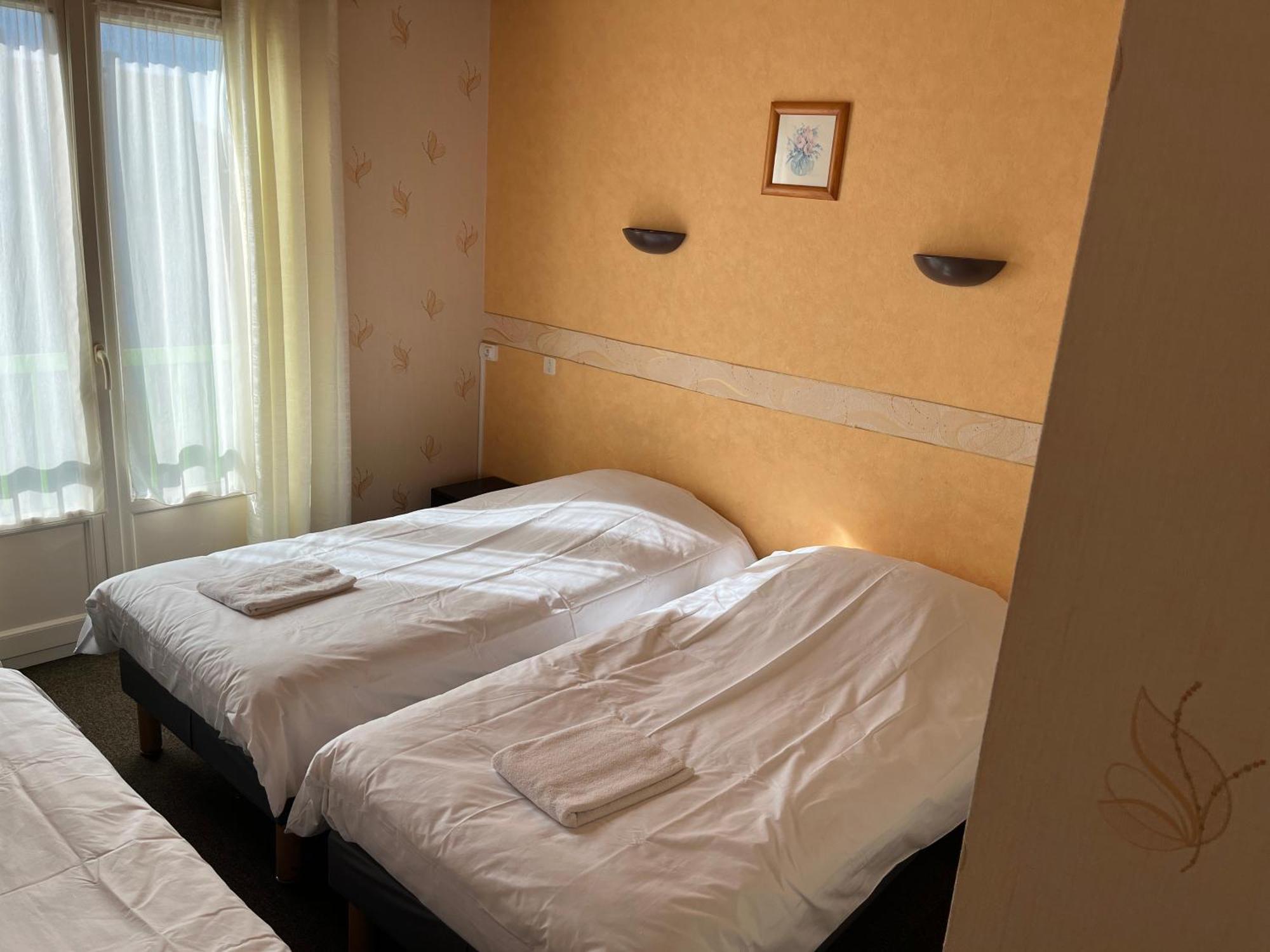 Hotel Le Lyon Vert Commentry מראה חיצוני תמונה