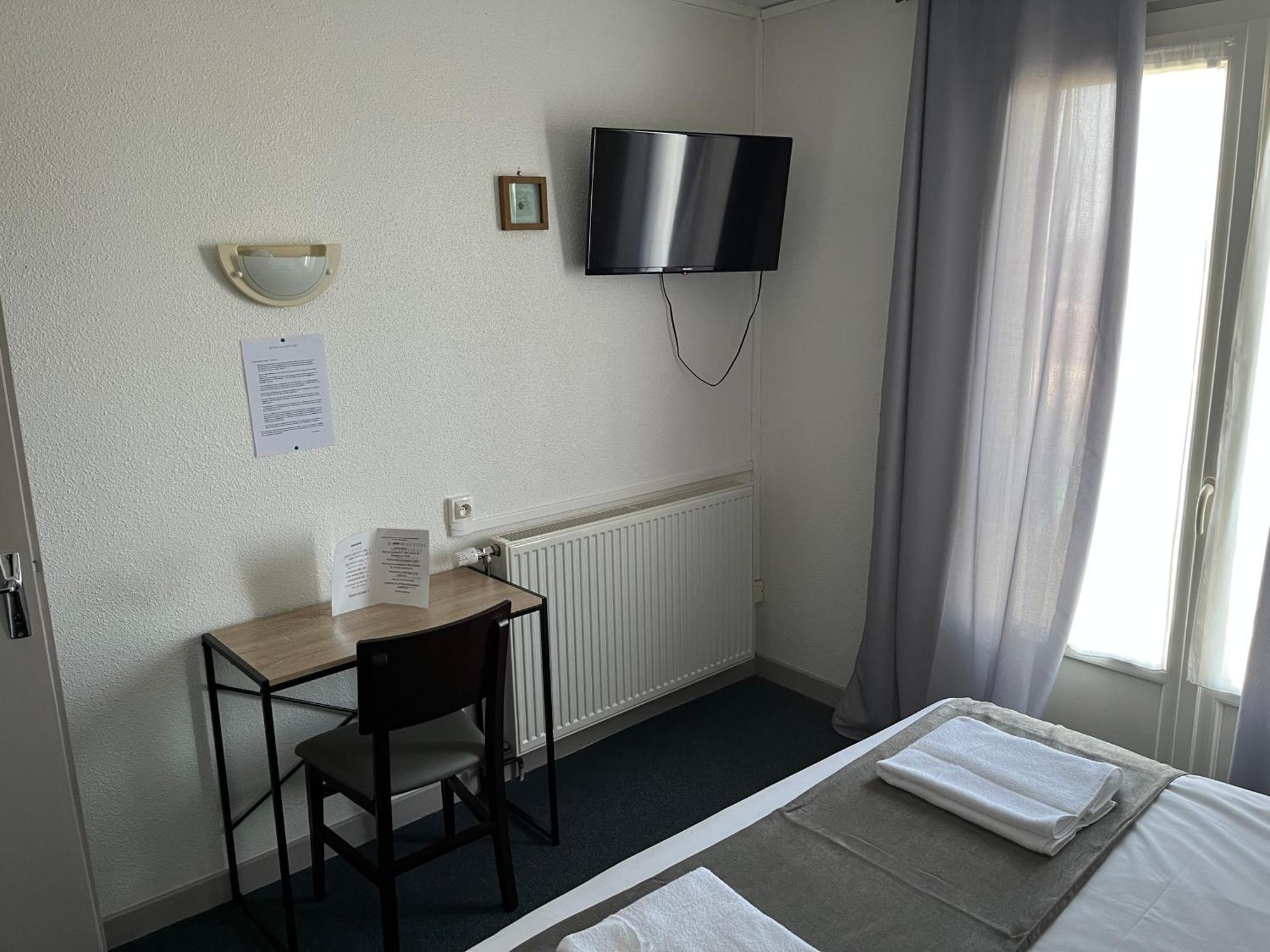 Hotel Le Lyon Vert Commentry מראה חיצוני תמונה
