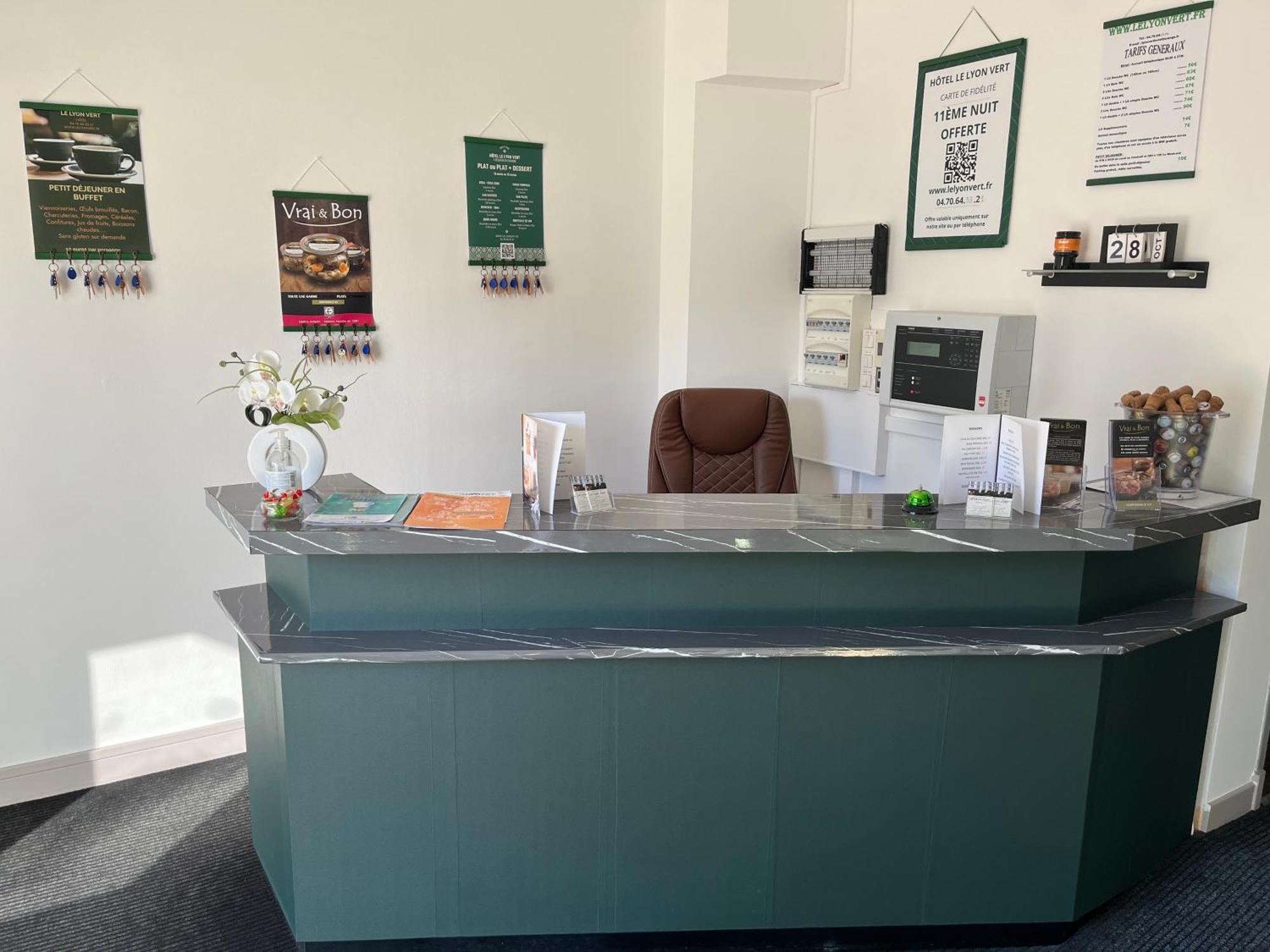 Hotel Le Lyon Vert Commentry מראה חיצוני תמונה