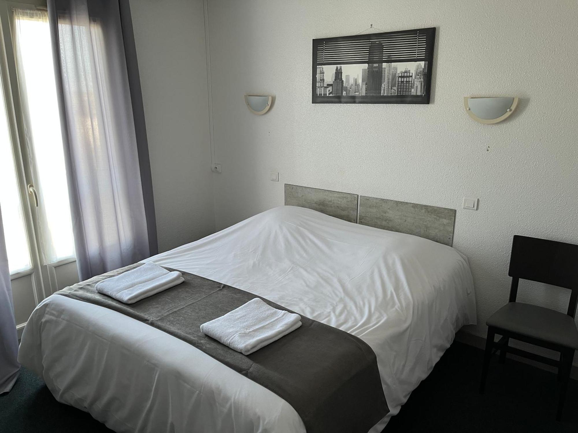 Hotel Le Lyon Vert Commentry מראה חיצוני תמונה