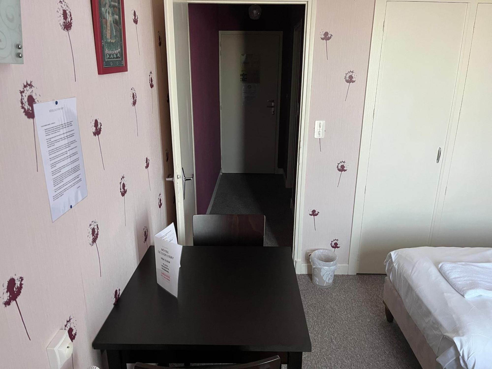 Hotel Le Lyon Vert Commentry מראה חיצוני תמונה