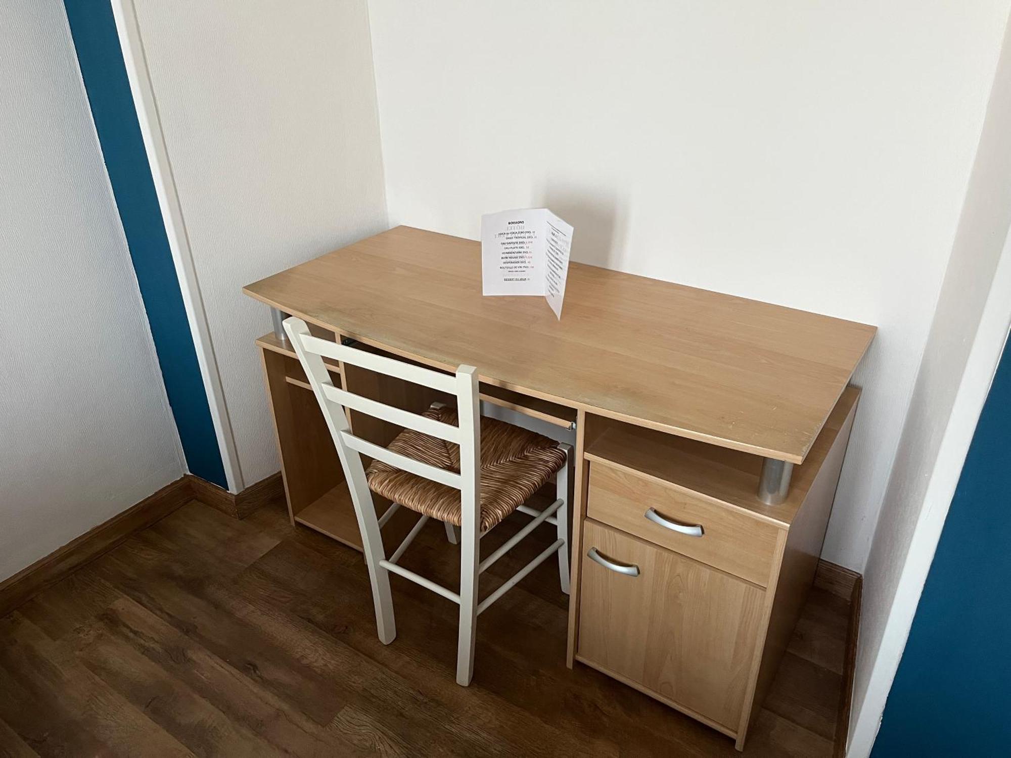 Hotel Le Lyon Vert Commentry מראה חיצוני תמונה