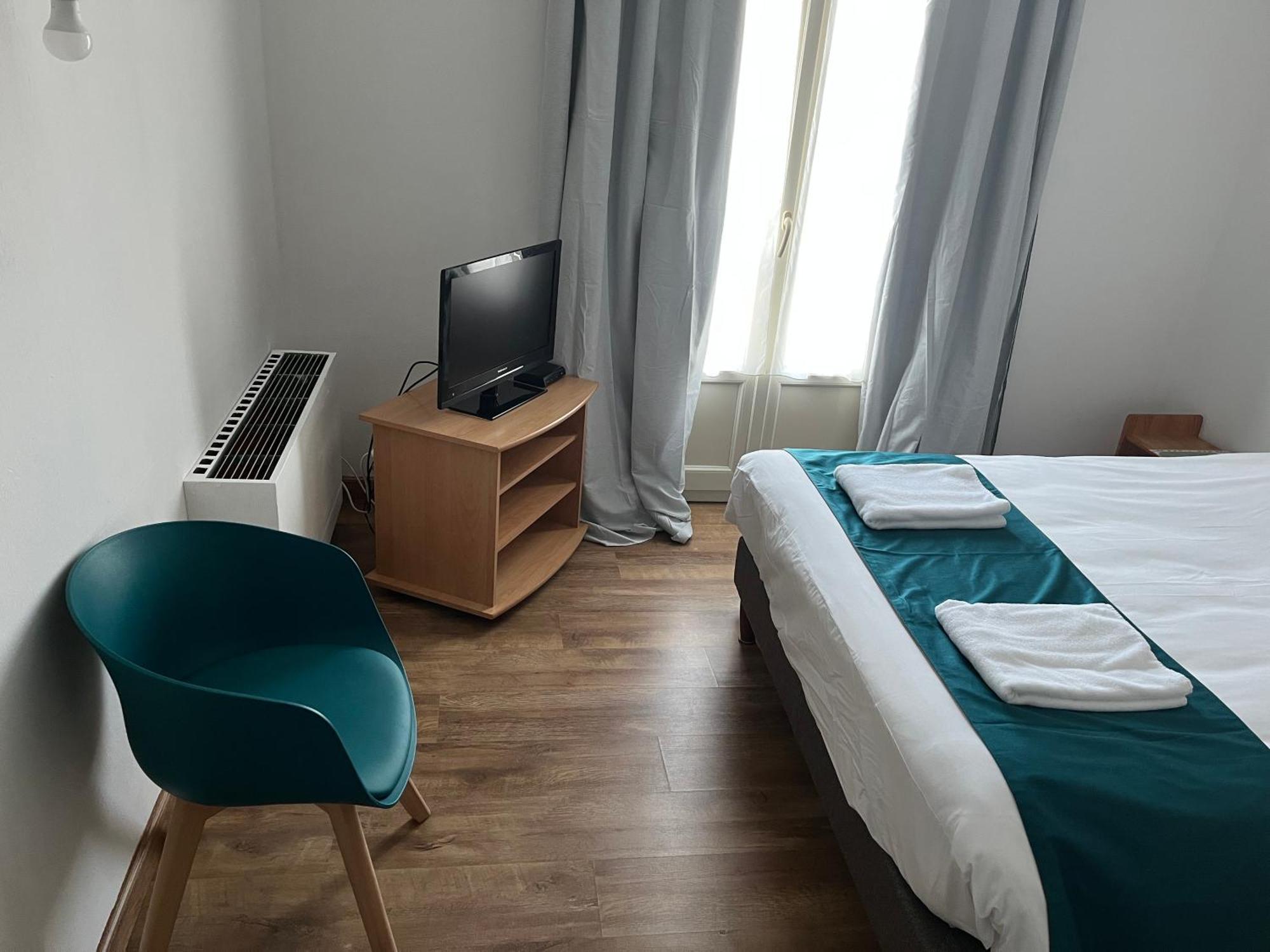 Hotel Le Lyon Vert Commentry מראה חיצוני תמונה