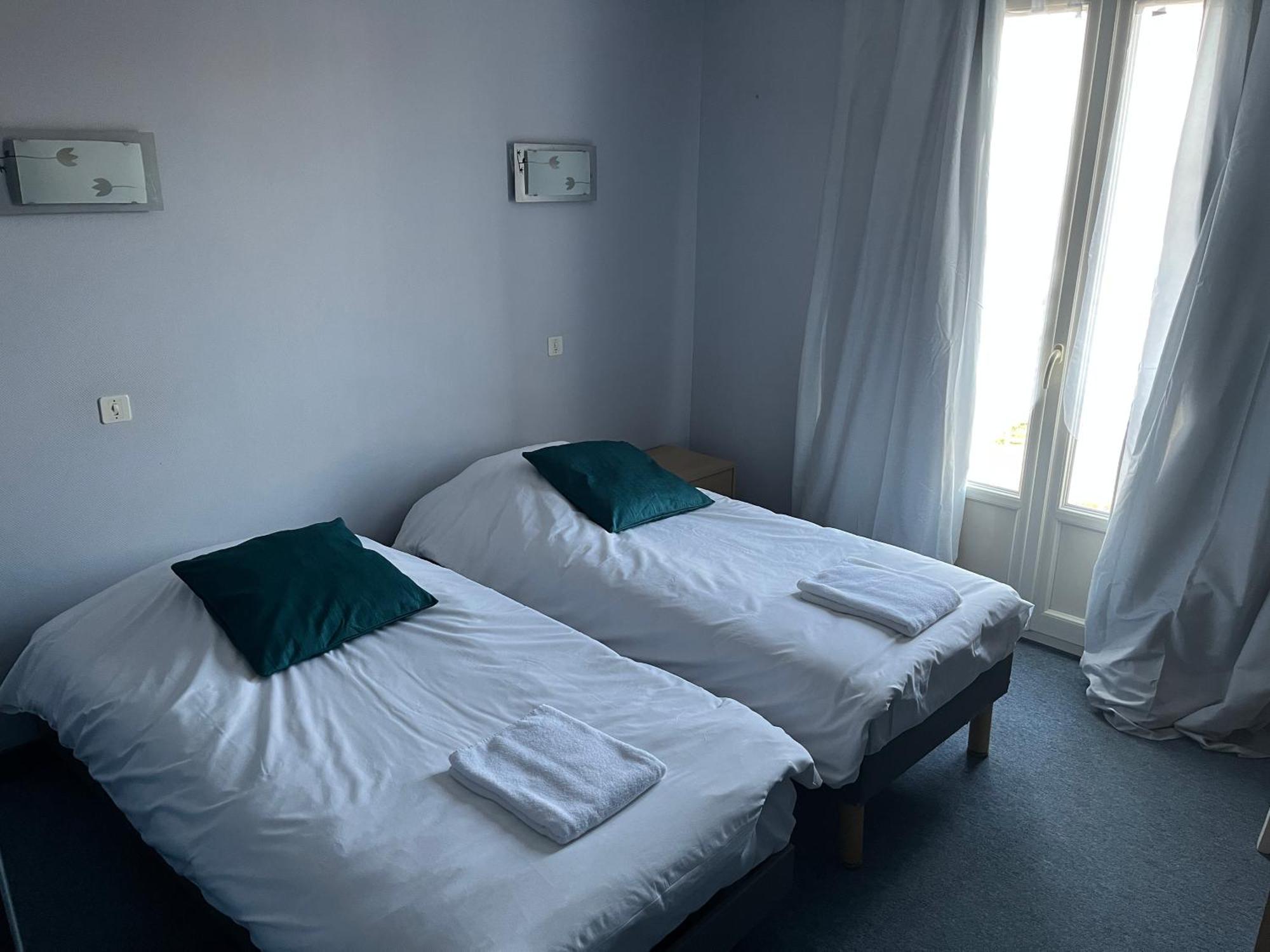 Hotel Le Lyon Vert Commentry מראה חיצוני תמונה