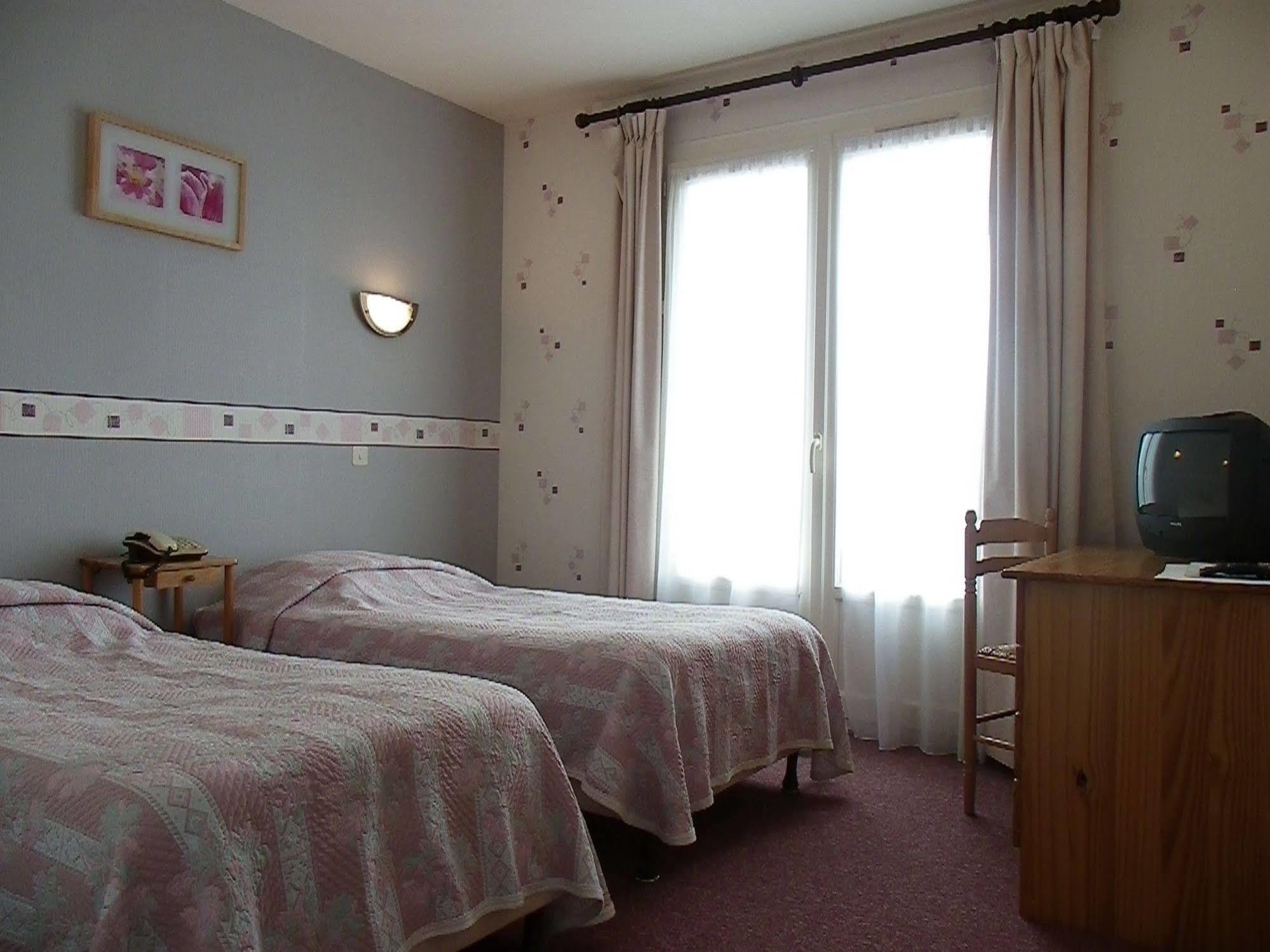 Hotel Le Lyon Vert Commentry מראה חיצוני תמונה