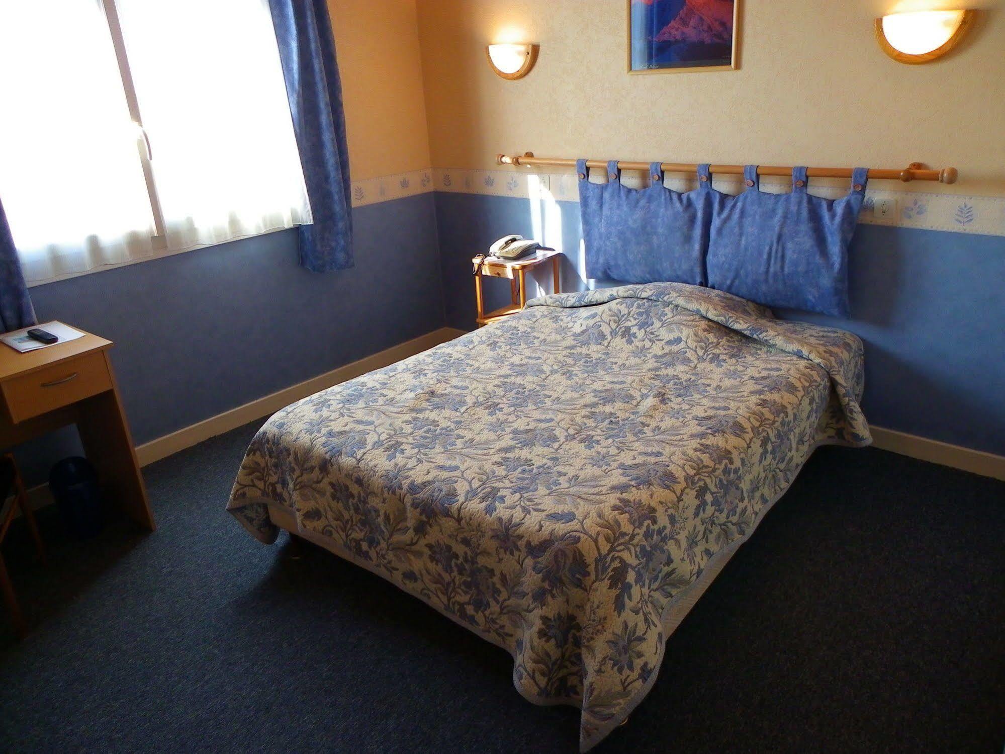 Hotel Le Lyon Vert Commentry מראה חיצוני תמונה
