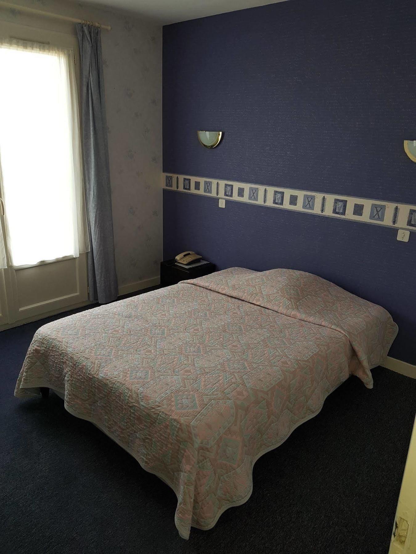 Hotel Le Lyon Vert Commentry מראה חיצוני תמונה