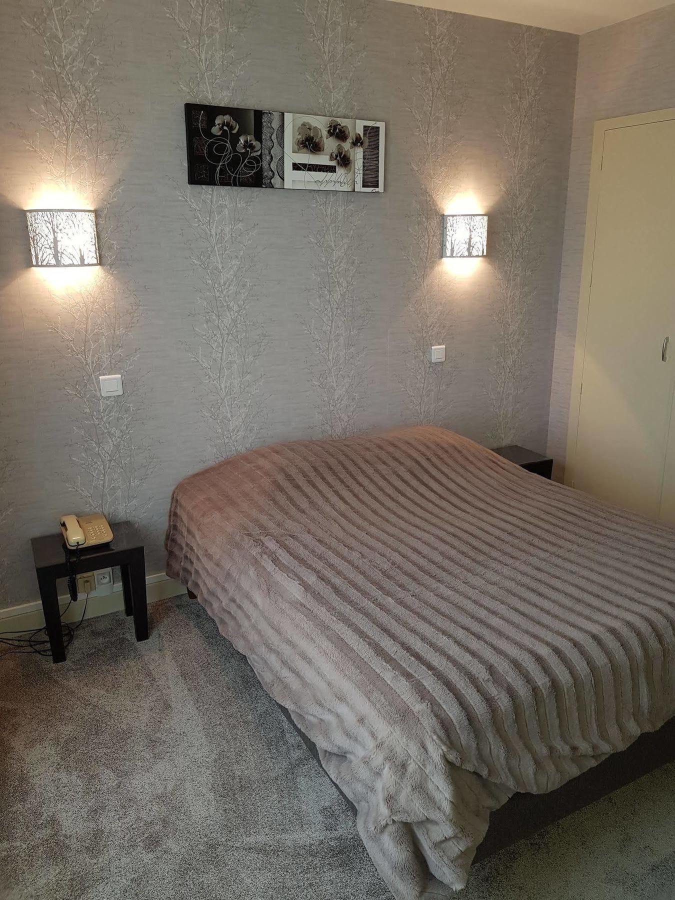 Hotel Le Lyon Vert Commentry מראה חיצוני תמונה