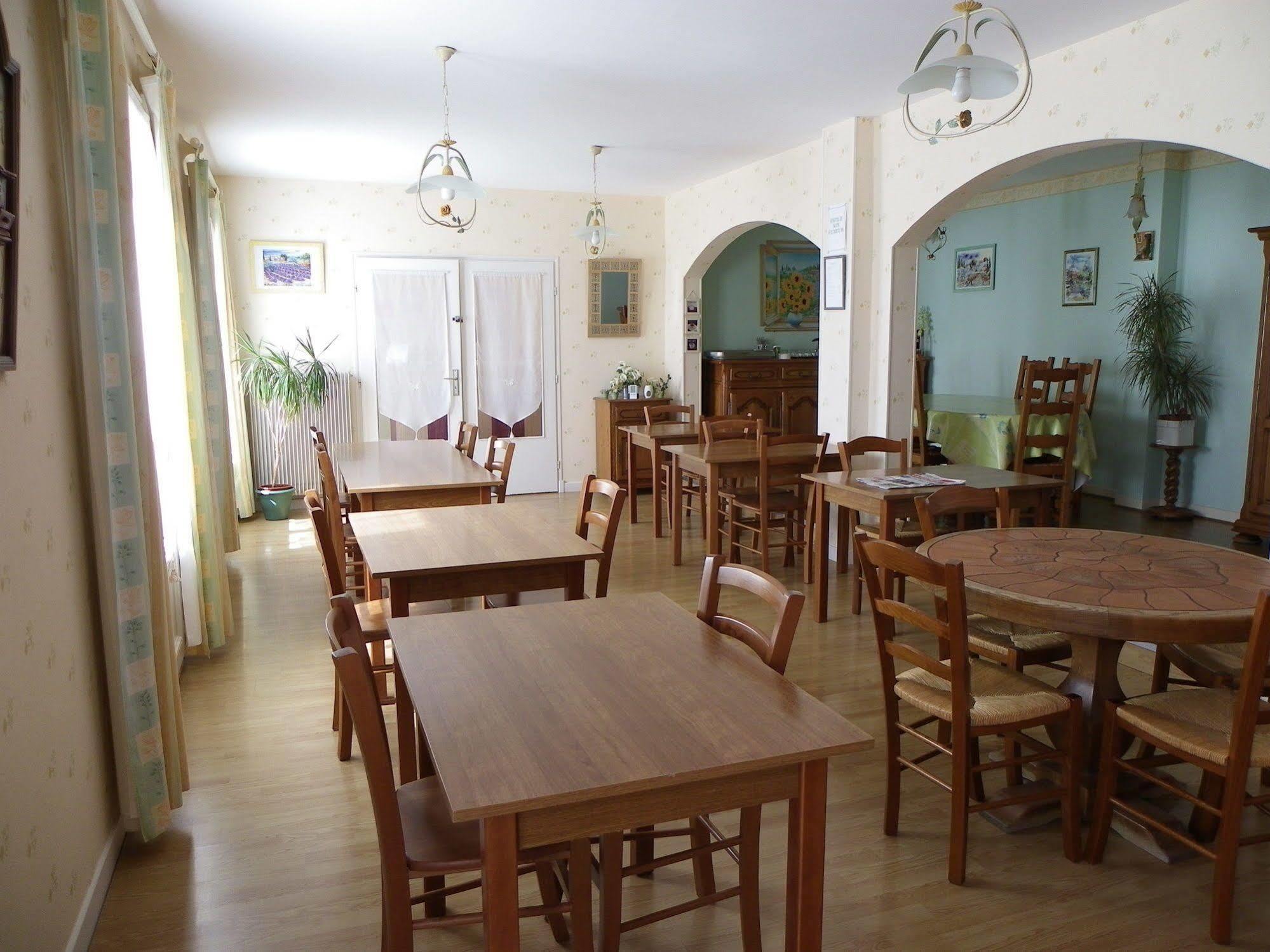 Hotel Le Lyon Vert Commentry מראה חיצוני תמונה